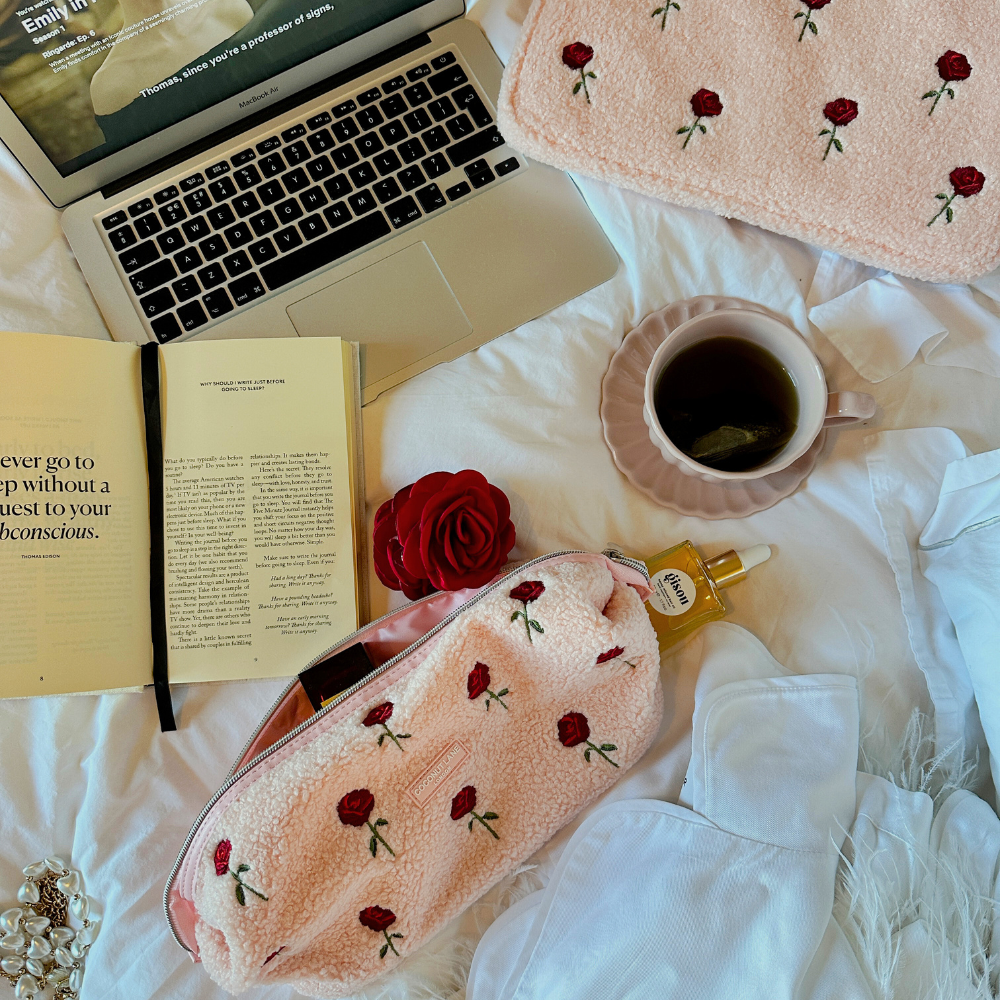 Genişletilebilir Makyaj Çantası - İşlemeli Güller ve Oyuncak Ayı