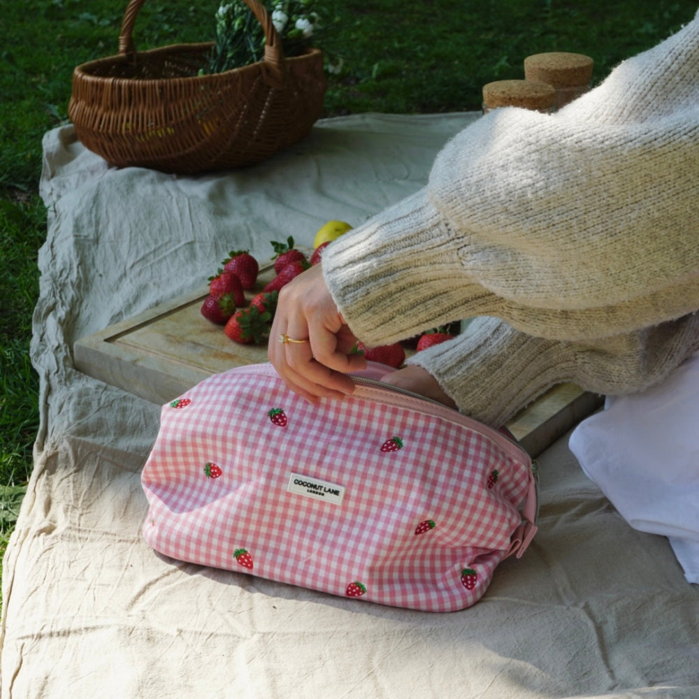 Genişletilebilir Makyaj Çantası - Çilekli Piknik 
