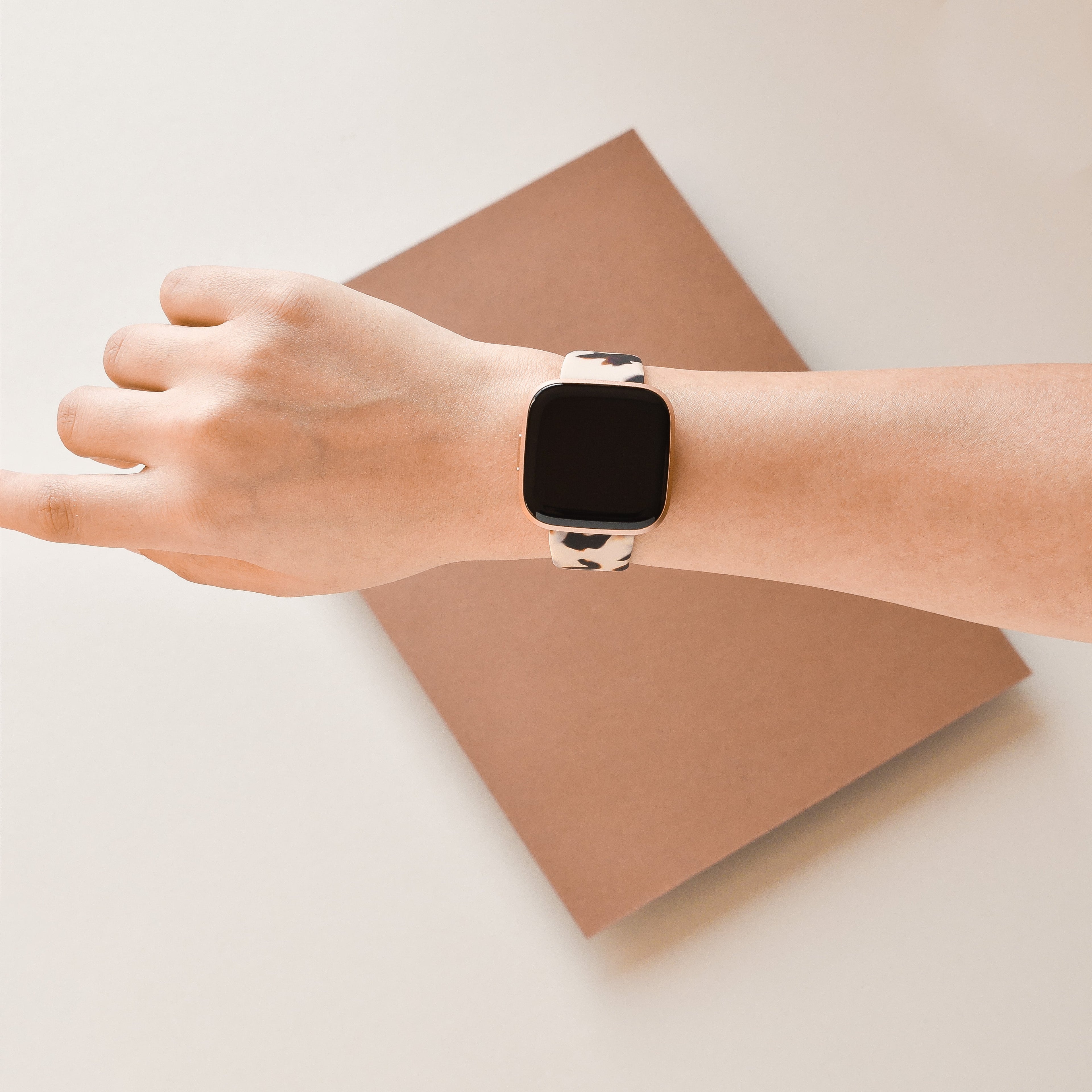 Fitbit Kayışı - Süt Beyazı Fildişi Kaplumbağa Desenli