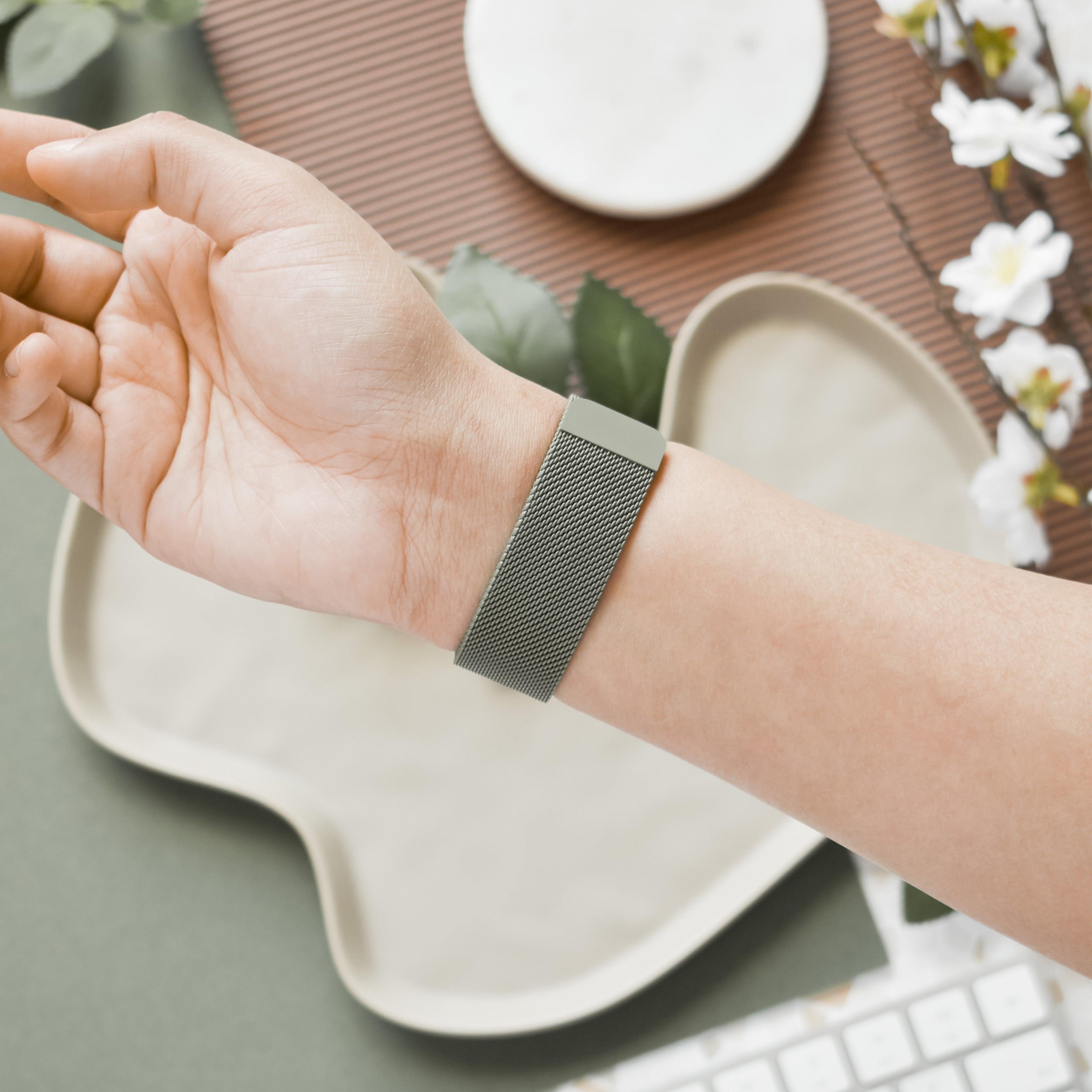 Manyetik Zincirli Apple Watch Kayışı - Haki