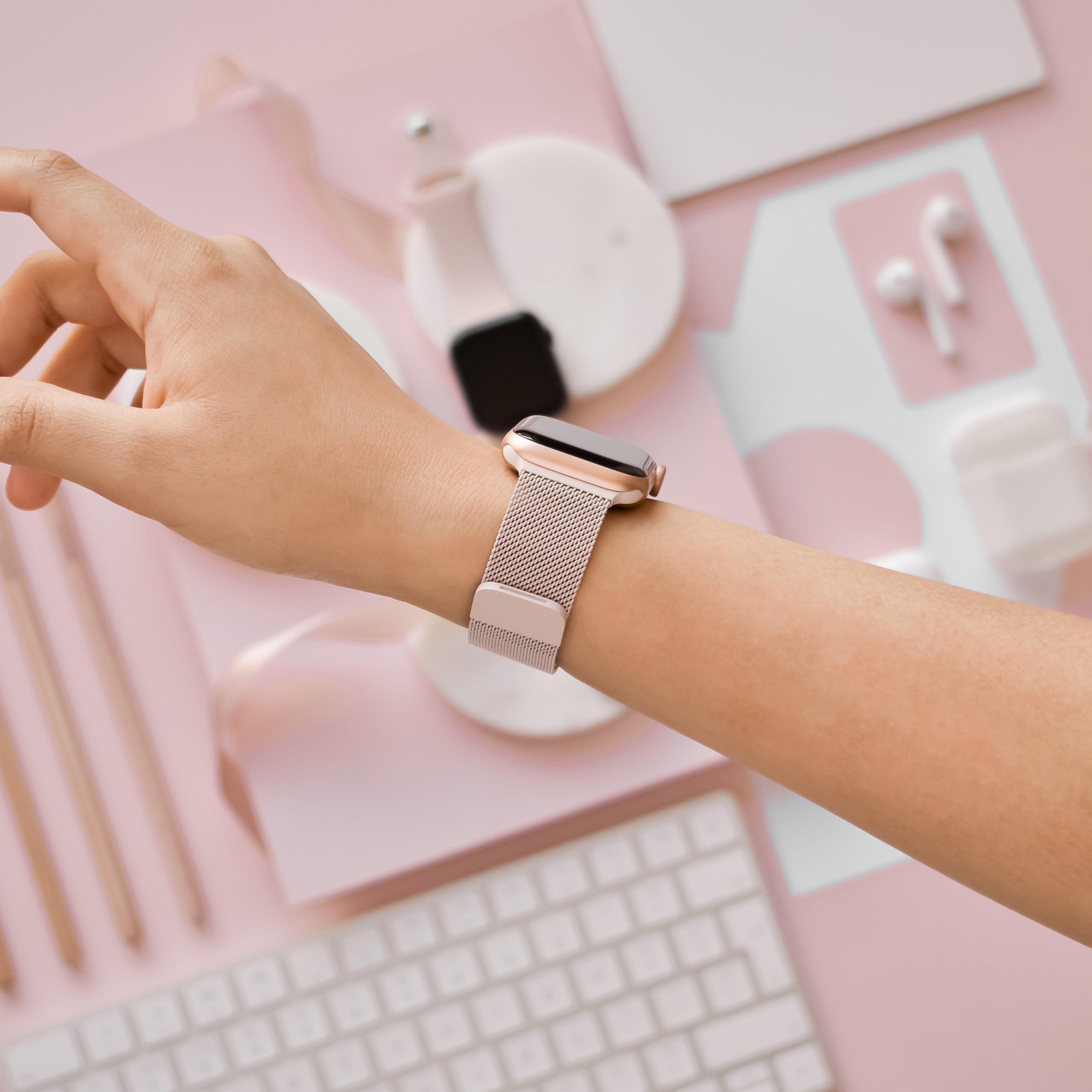 Manyetik Zincirli Apple Watch Kayışı - Pudra Pembesi