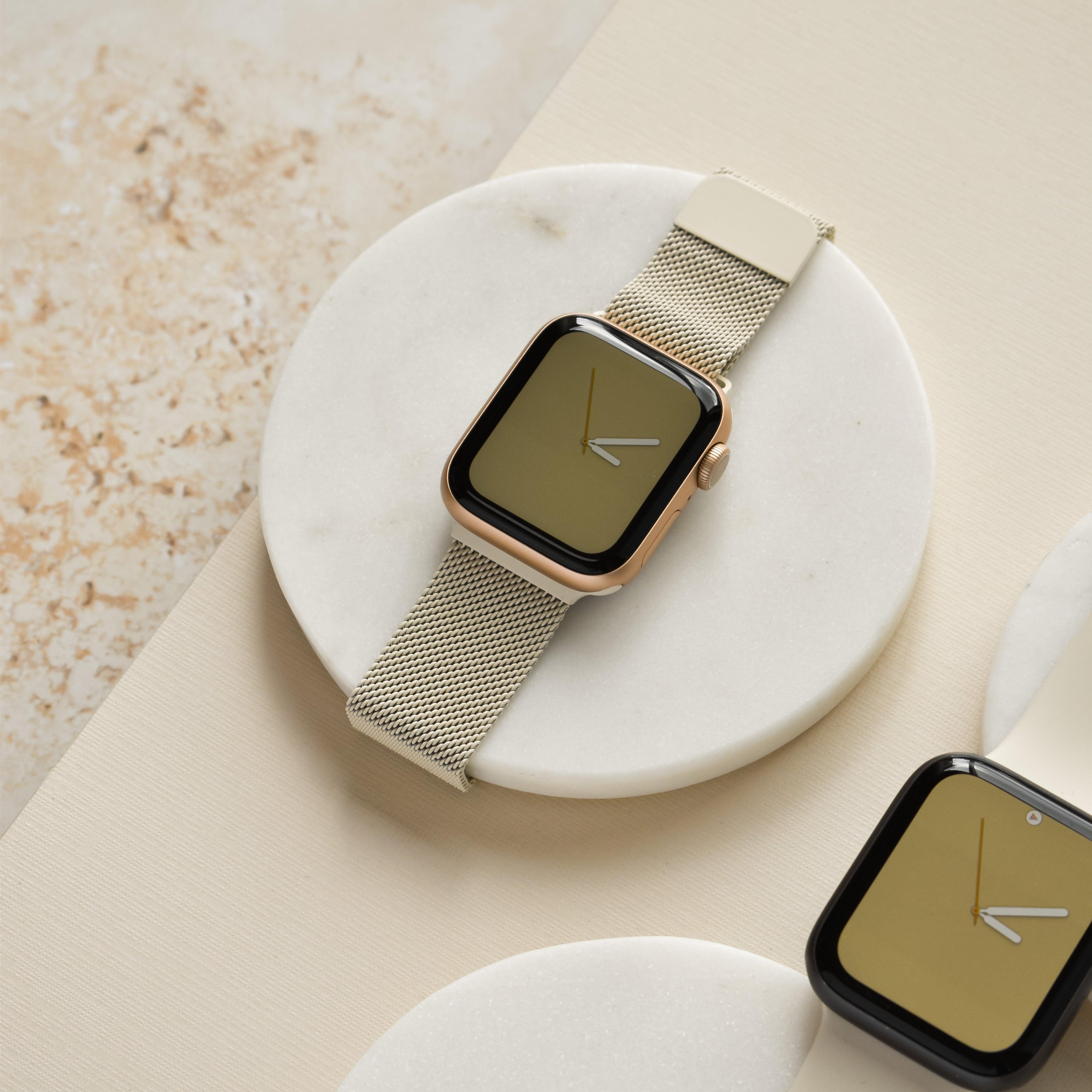 Manyetik Zincirli Apple Watch Kayışı - Badem Beyazı