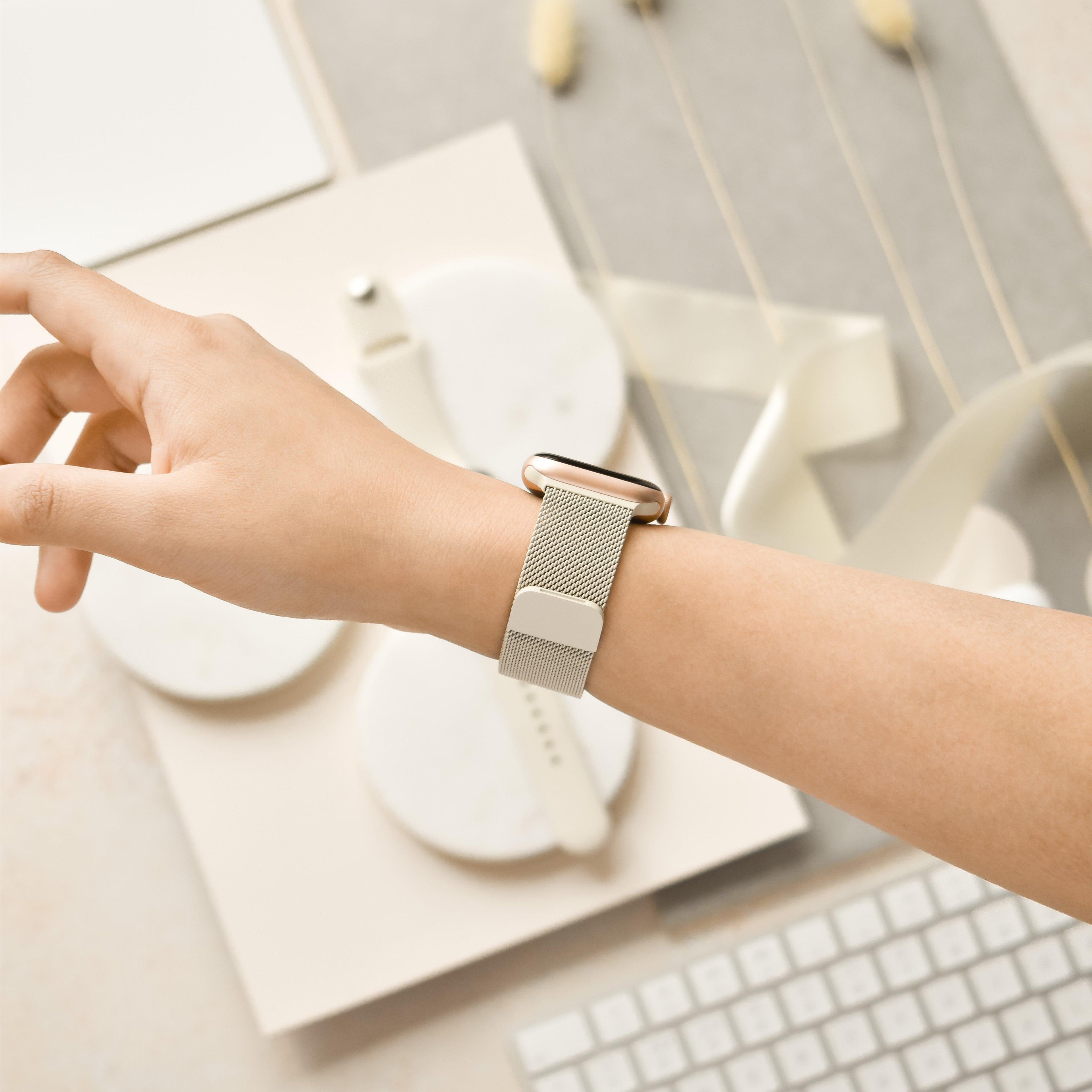 Manyetik Zincirli Apple Watch Kayışı - Badem Beyazı