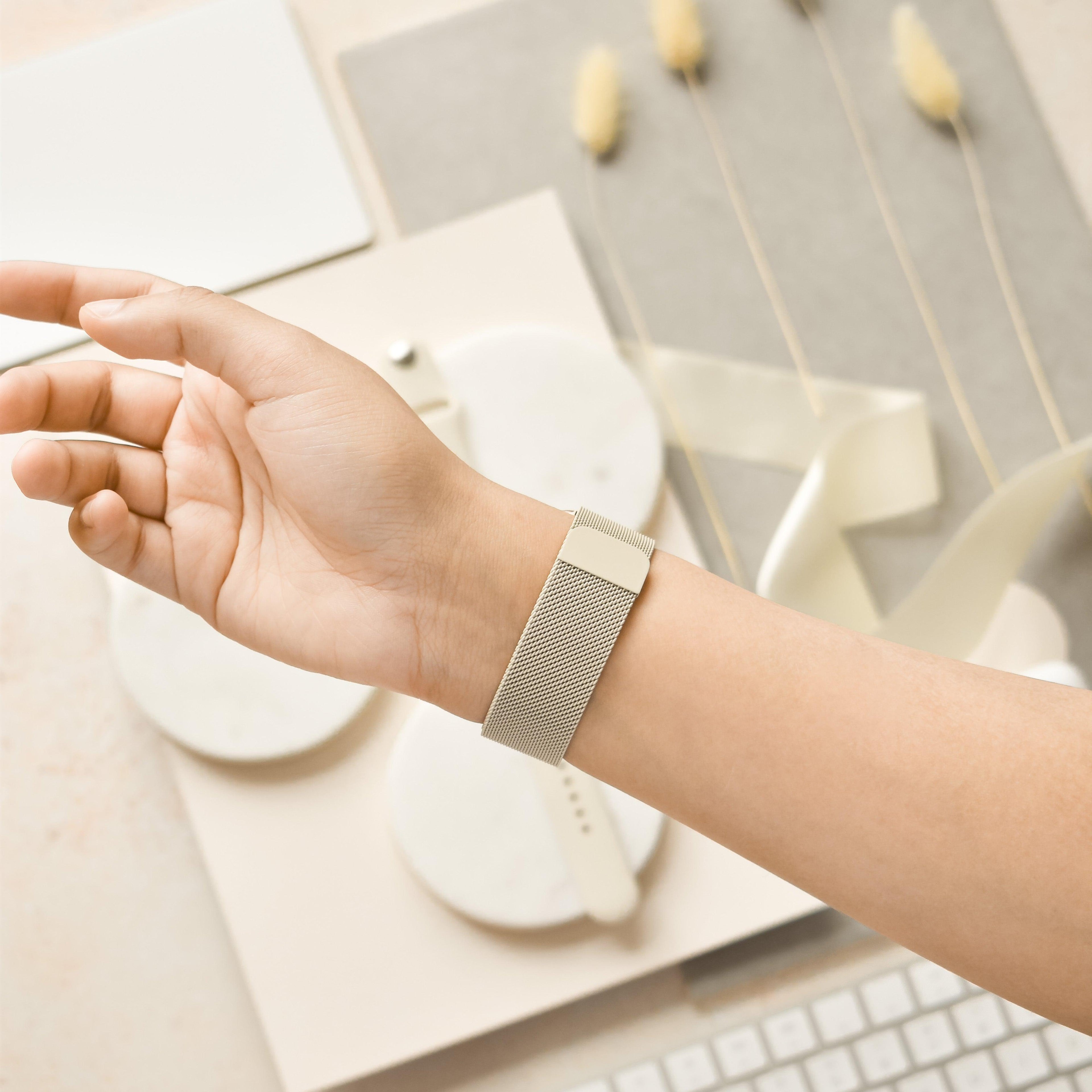 Manyetik Zincirli Apple Watch Kayışı - Badem Beyazı