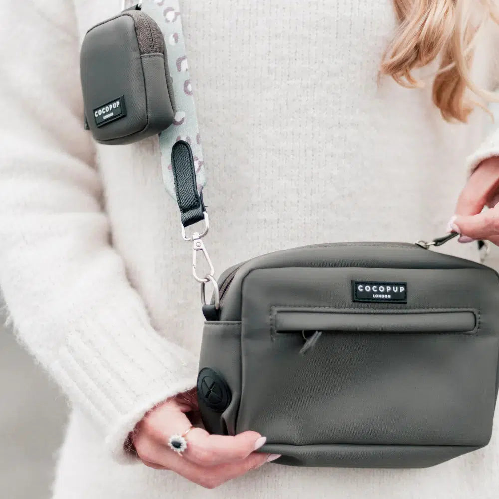 Köpek Gezdirme Çantası Seti - Adaçayı Leopar Desenli